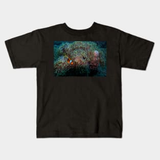 sea anemone and clownfish Kids T-Shirt